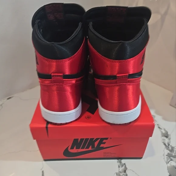 NIKE AIR JORDAN 1 RETRO HIGH OG SATIN BRED WOMENS SIZE 11.5 FD4810-061 PRE-OWNED - Picture 4 of 10